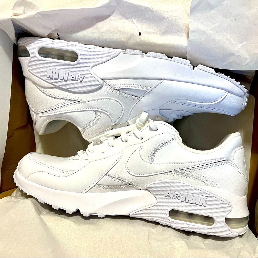 Nike Air Max EXCEE LEA, Size 9, NWT, original box!